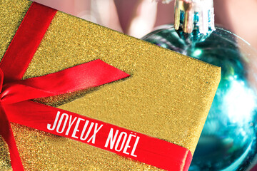 Ein Geschenk zu Weihnachten und Wünsche auf Französisch