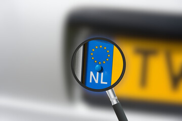 Nummernschild Niederlande und eine Lupe