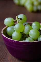 grüne Trauben in einer Holzschale