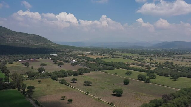 Espectacular vista a&eacute;rea panor&aacute;mica del municipio del Valle del Marqu&eacute;s, una zona de vi&ntilde;edos en el estado de Quer&eacute;taro, M&eacute;xico