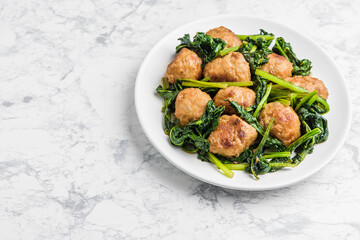 鶏団子と小松菜の炒め物