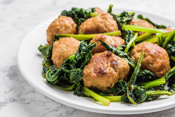 鶏団子と小松菜の炒め物