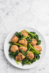 鶏団子と小松菜の炒め物