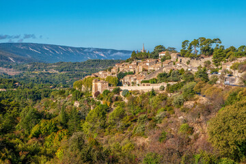 Fototapeta na wymiar The picturesque village of Bonnieux in autumn, set in the French countryside in the Luberon region of Provence.
