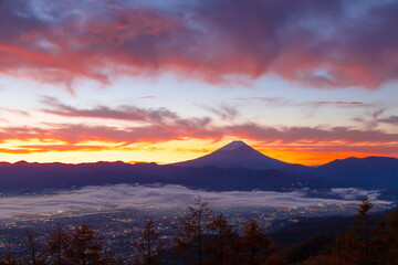 夜明けの富士山と甲府盆地　山梨県韮崎市甘利山にて