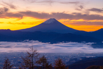 夜明けの富士山と甲府盆地　山梨県韮崎市甘利山にて