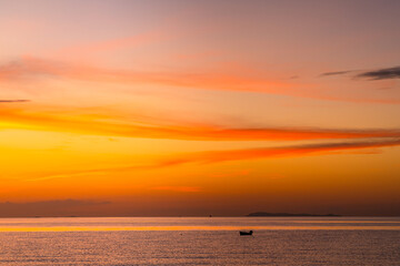 Obraz premium Beautiful nature orange and colorful sunset sky background.