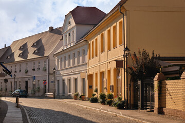 Fototapeta na wymiar Häuserzeile in der denkmalgeschützten Altstadt von Lübbenau im frühen Morgenlicht