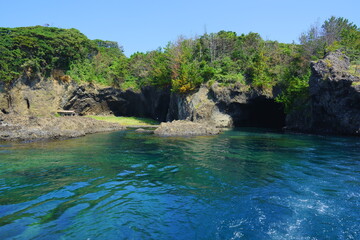 透明度の高いエメラルドグリーンが美しい天然の洞窟