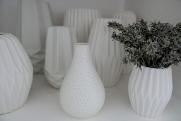 weiße Vasen im dänischen Design