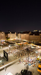 Obraz premium Veranstaltung im Freien auf großem Platz in der Stadt. Event von oben bei Nacht in Wien. Outdoor event from the top on a large square in the city. Event by night in Vienna.