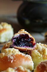 A yeast bun with crumble filled with blueberries