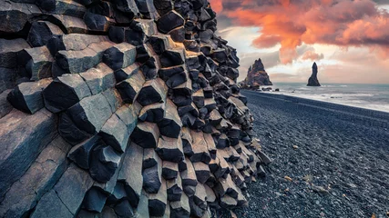 Foto op Aluminium Ongelooflijke zonsondergang op de kliffen van Reynisdrangar in de Atlantische Oceaan. Spectaculaire zomerscène van zwart zandstrand in IJsland, Vik-locatie, Europa. Schoonheid van de natuur concept achtergrond. © Andrew Mayovskyy