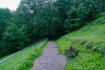 Sendero junto a Turnul Alb (la torre blanca) en un día lluvioso en Brasov, Rumanía.