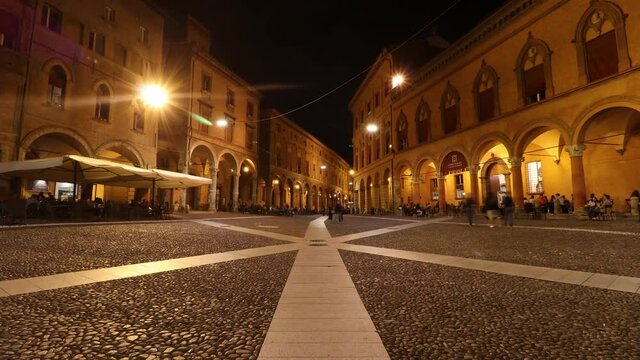 Bologna, Italia - Night TimeLapse Piazza Santo Stefano - 30fps
