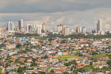 Prédios do centro do município de Ponta Grossa, estado do Paraná, no sul do Brasil, fotografados em estilo paisagem  