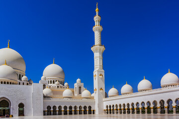 Fototapeta na wymiar Sheikh Zayed Grand Mosque located in Abu Dhabi - capital city of United Arab Emirates. Mosque was initiated by late President of UAE Sheikh Zayed bin Sultan Al Nahyan. It is largest mosque in UAE.
