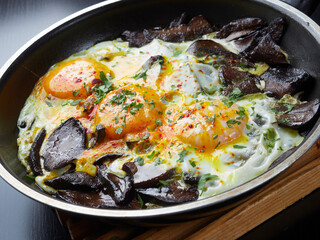Setas boletus con huevos estrellados