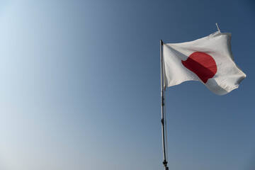 山口防府市右田ヶ岳山頂の日の丸国旗（右コピースペース）