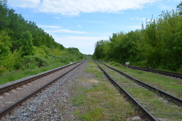 Fototapeta na wymiar railway tracks that go into the distance