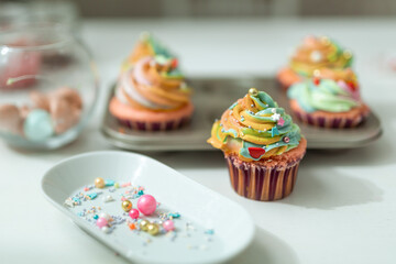 Cupcakes and decorations are on the plates