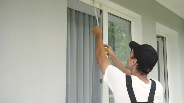 window, glass, glazier, mosquito net, fly, insects, frame, man, construction, net, job, maintenance, repair repairman, reparation, service, tighten, tool, white, installation, install, improvement, ho