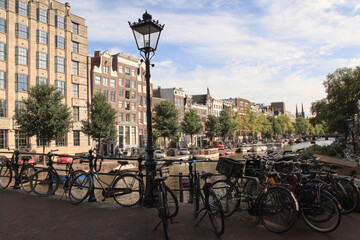 Fototapeta na wymiar Romantisches Amsterdam; Singel-Gracht am Gasthuismolensteeg