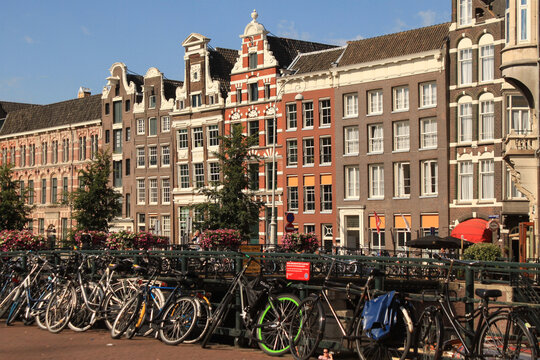 Typisch Amsterdam; Amstelufer am Oude Turfmarkt