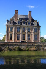 Fototapeta na wymiar le château et les plans d'eau à la Ferté Saint Aubin 