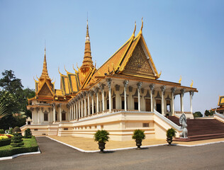 Fototapeta na wymiar Throne Hall (Preah Tineang Tevea Vinnichay Mohai Moha Prasat) at Royal Palace (Preah Barum Reachea Veang Nei Preah Reacheanachak Kampuchea) in Phnom Penh. Cambodia