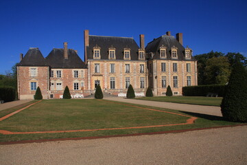 les bâtiments d'habitation du château de la Ferté Saint Aubin