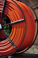 Glasfaser, Leerrohre für Erdkabel auf Rollen, das Highspeed-Internet wird ausgebaut.