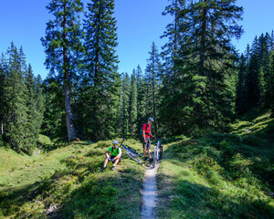 Fototapeta premium Mountainbiker genießen eine kurze Pause während einer Tour.