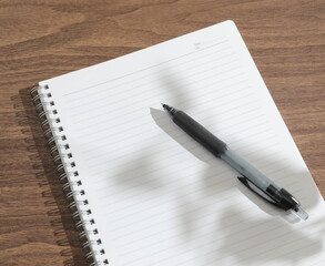 窓辺で開いたノートとペン