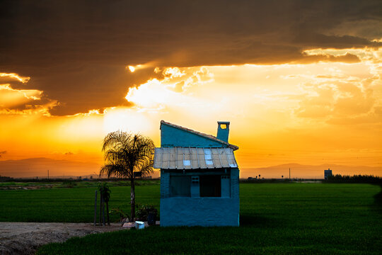 Casa de aperos entre campos de arroz al anochecer. Sueca (Valencia)