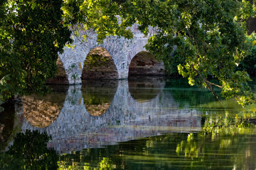 Brücke Stein Bauwerk Bogen Architektur Mauerwerk Bruchstein Spiegelung Teich Tümpel See Fluss...