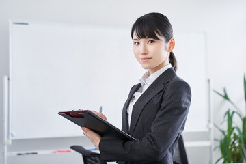 オフィスでヒアリングを行う日本人女性ビジネスウーマン