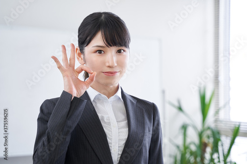 オフィスでokサインを出す日本人女性ビジネスウーマン Wall Mural Mapo
