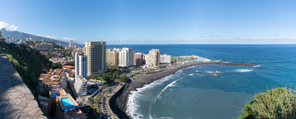 Panoramablick über den Strand der Stadt Puerto de la Cruz, beliebter Urlaubsort auf Teneriffa, Kanarische Inseln, Spanien