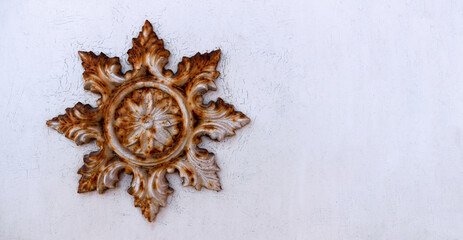 Rostiger Stern - architektonische Dekoration an einer alten weißen Hauswand