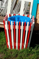 Rot-weisser Papierkorb aus Holz, blauer M&uuml;llbeutel, Deutschland