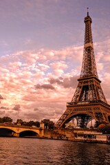 Fototapeta na wymiar Tour Eiffel d'automne, Paris, France