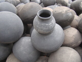 Fototapeta na wymiar water clay pots to keep water cold.