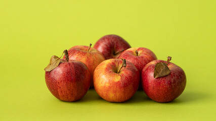 Fototapeta na wymiar Fresh Apples on green background 