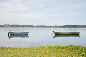 Obraz premium Fishing boat in the waters of the lagoon of the coconut grove.