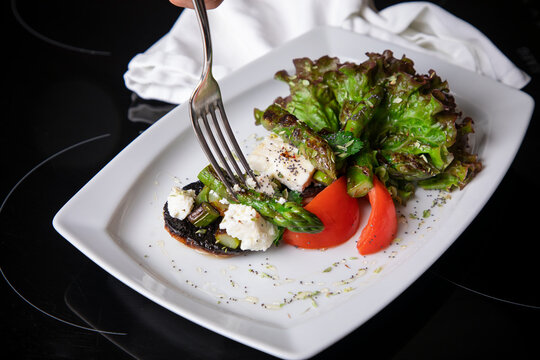 Salada de Espargos Grelhados, Cogumelos, Requeij&atilde;o e Tomate