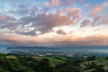 Fototapeta premium 長崎県雲仙市 朝焼けの牧場の里あづま