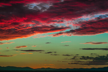 krajobraz niebo chmury czerwień  góry lato zachód słońca