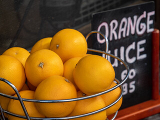 Orangen mit dem Schild Orange Juice