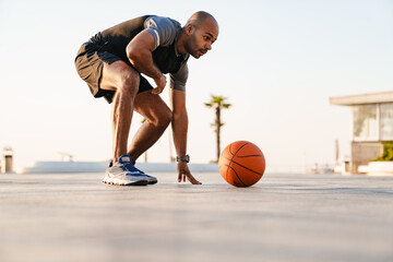 Naklejka premium Image of african american sportsman doing exercise while working out